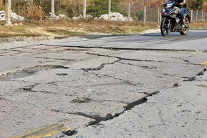 Xuất hiện nhiều vết nứt toác trên đèo Lò Xo