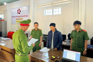 Bắt tạm giam 1 cán bộ địa chính nhận hối lộ