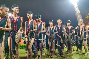 Cồng chiêng cuối tuần phố núi Pleiku tạm dừng vì hết tiền