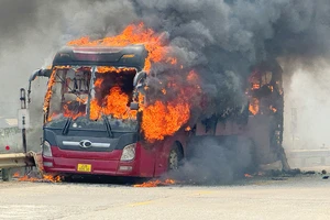 Xe khách đang chở 21 người bốc cháy ngùn ngụt khi qua đèo Lò Xo