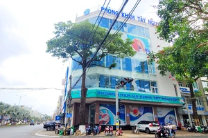 Khám viêm tiết niệu thành bệnh lậu, 1 phòng khám bị đình chỉ 2 tháng