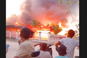 Lửa thiêu rụi 3 căn nhà sàn ở Gia Lai 