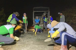 'Biệt đội' vá đường đêm khuya