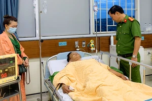 Hai sĩ quan công an bị tội phạm ma túy tấn công bằng dao gây trọng thương