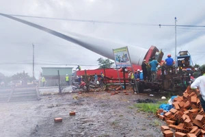 Nhiều người dân chặn xe chở cánh quạt điện gió 3 ngày liền