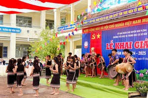 Tập phản xạ ứng phó động đất cho học sinh trong lễ khai giảng