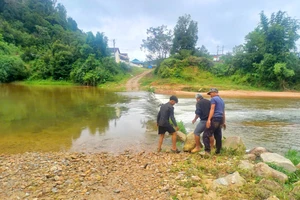 Ngầm tràn ngập sâu trong nước chia cắt tuyến đường liên huyện ở Kon Tum