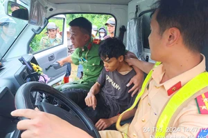 'Phép màu': Giải cứu thanh niên bị kẹt trong lũ suốt 8 ngày giữa sông 