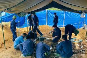 Đào móng làm nhà, phát hiện hố chôn nhiều hài cốt nghi của liệt sĩ