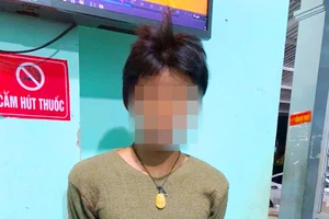 1 thanh niên khống chế nữ gia chủ đang tắm cướp tài sản