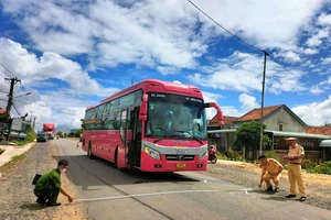 Bất ngờ lao qua đường, học sinh 9 tuổi bị xe khách tông tử vong