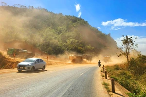 Xe chở đất tung bụi mịt mù trên quốc lộ 24 qua TP Kon Tum