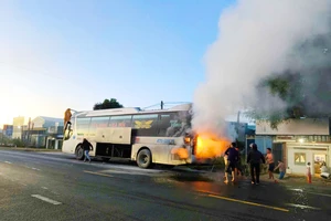 Cháy xe khách giường nằm trên quốc lộ 14
