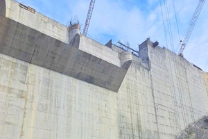 Rơi xuống hố thủy điện đang thi công, 3 người chết, 2 người mất tích