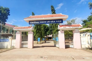 1 hiệu trưởng bị cách chức do nhiều tháng không đến trường