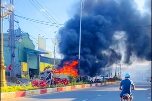 Xe tải bốc cháy ngùn ngụt trên đường phố ở Pleiku