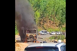 Cháy xe container trên đèo An Khê, Quốc lộ 19 ùn tắc nhiều giờ