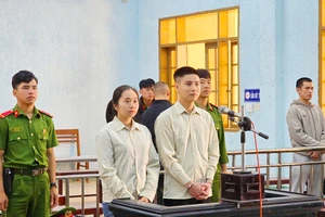 Hoãn phiên tòa vụ mua bán tài khoản ngân hàng rồi đưa ra nước ngoài