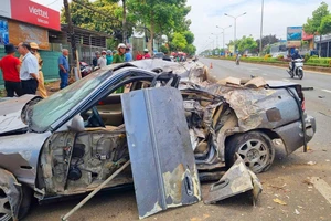 Xe ô tô bất ngờ tăng tốc lao vào hàng cây xanh khiến 3 người bị thương nặng