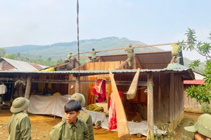 Mưa đá kèm gió lốc khiến nhiều nhà dân ở Kon Tum bị tốc mái