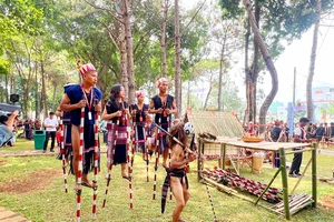 Rộn ràng sắc màu, tái hiện không gian văn hóa Tây Nguyên
