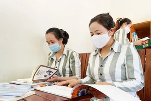 Phạm nhân vui mừng chờ ngày đặc xá