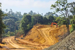Bạt núi, xuyên rừng thi công đường nối Kon Tum - Quảng Ngãi