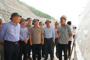 Ông Nguyễn Hòa Bình kiểm tra dự án cao tốc Bắc - Nam: Thi công nhanh, đảm bảo chất lượng