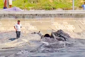 Nước thải đen ngòm ồ ạt đổ ra bãi biển Quy Nhơn khiến người dân hốt hoảng