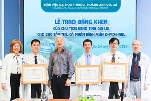 Gia Lai: Tặng bằng khen cho cá nhân, tập thể vượt 100 km cứu em bé người Lào