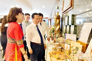 Xuất khẩu sang Trung Quốc: Không bán cái ta có, bán thứ thị trường cần