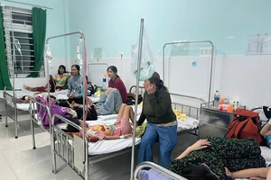 Ăn tiệc tân gia, 131 người nhập viện nghi ngộ độc thực phẩm