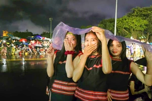 Người dân Tây Nguyên không ngại xa xôi, đội mưa xem bắn pháo hoa mừng Quốc khánh 2-9