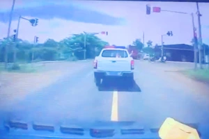 CSGT dẫn đường hơn 100 km đưa bé gái bị rắn lục cắn đi cấp cứu