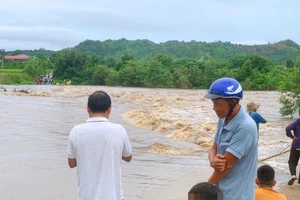 Mưa lớn, thủy điện xả lũ khiến hàng trăm hộ dân ở Gia Lai bị cô lập