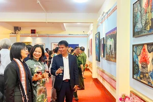 Triển lãm mỹ thuật 'Về miền đất đỏ' mừng Ngày Phụ nữ Việt Nam 20-10