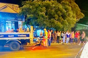 Thanh niên say xỉn lái xe máy 'thông chốt' đo nồng độ cồn, tông 1 cán bộ công an bị thương