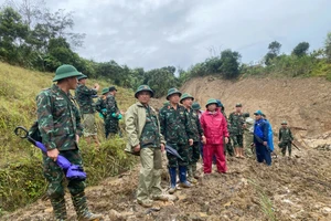 Bộ đội Quân đoàn 34 khắc phục sạt lở, mở đường lên núi Ngọc Linh