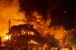 Cháy chợ trong đêm ở Gia Lai, tiểu thương hoảng loạn nhìn tài sản bị thiêu rụi