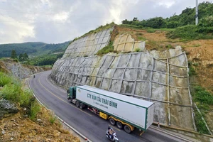 Đèo An Khê nguy cơ sạt lở, tài xế 'nín thở' vượt đèo