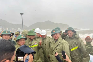 Phó Thủ tướng Trần Hồng Hà kiểm tra vùng xung yếu, thăm hỏi người dân đang tránh, trú bão 