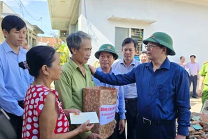 Phó Thủ tướng thăm, tặng quà cho người dân bị thiệt hại do bão số 13