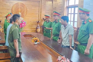 Bắt chủ đất cho máy băm nát vườn khoai lang của người thuê đất