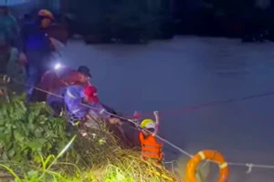 Clip công an đu dây vượt sông Ba, giải cứu 31 người dân bị cô lập