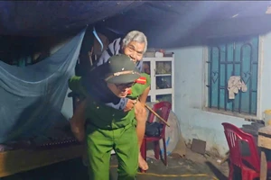 Trắng đêm cõng dân ra khỏi vùng ngập lụt