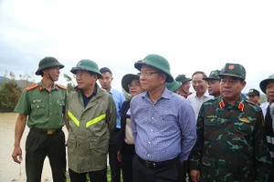 Phó Thủ tướng Lê Thành Long kiểm tra hiện trạng đê Luật Lễ bị vỡ