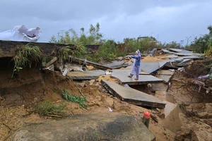 Lũ lịch sử đi qua, mặt đê 'vỡ vụn như bánh tráng'