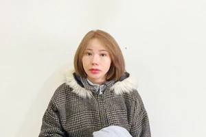 Đang chờ tòa xét xử, nữ chủ quán cắt tóc tiếp tục cho tiếp viên 'vui vẻ' với khách