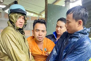 Nửa đêm bịt mặt, mang dao sang nhà hàng xóm...