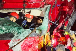 Va chạm với xe tải cùng chiều, tài xế mắc kẹt trong ca bin tử vong